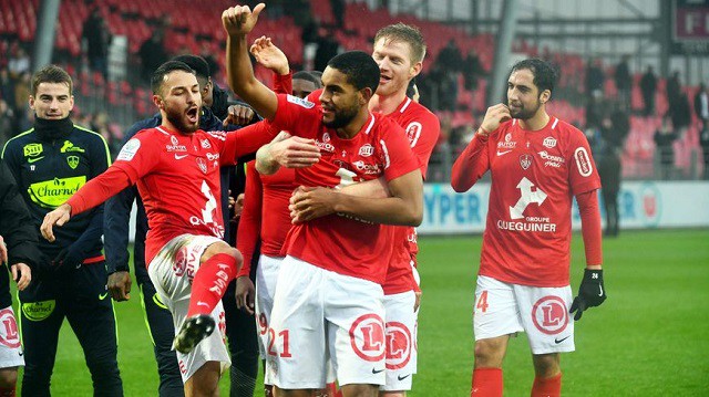 Soi kèo bóng đá 88FUN trận Nimes vs Brest, 20:00 – 23/8/2020